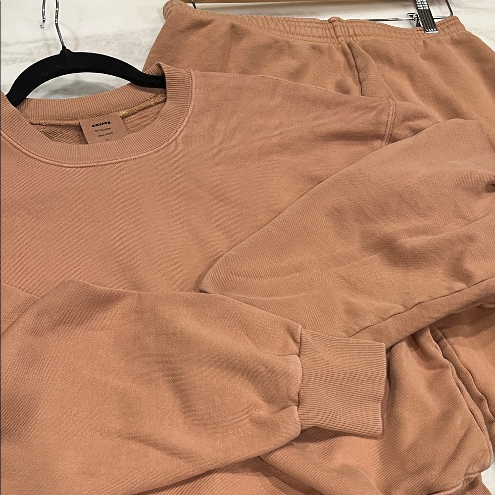SKIMS Tan The Pullover Sweatshirt and Sweatpants
